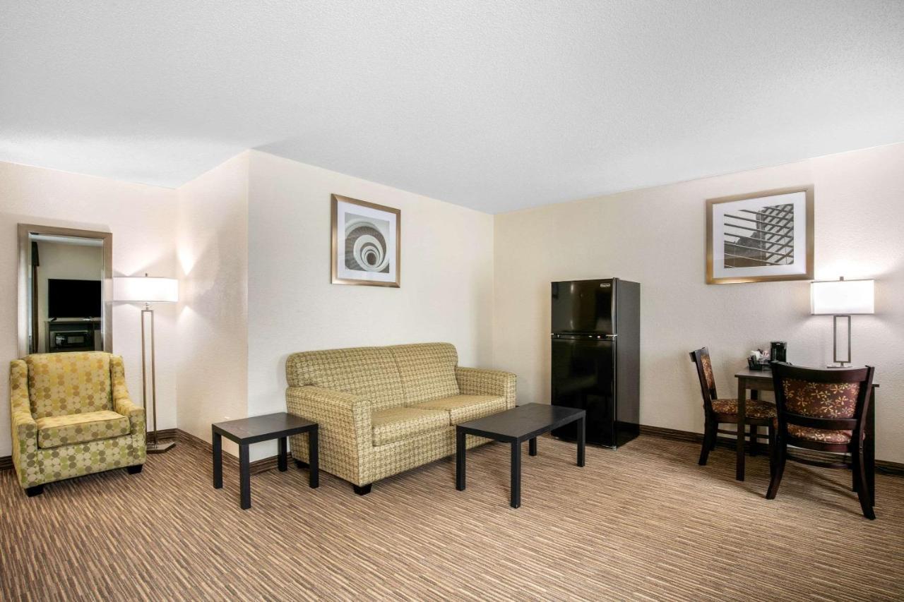 Quality Inn & Suites Metropolis I-24 Екстериор снимка